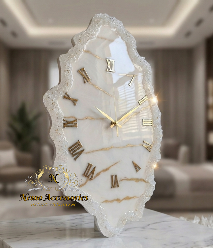 ساعة مميزة من الرين و الاحجار